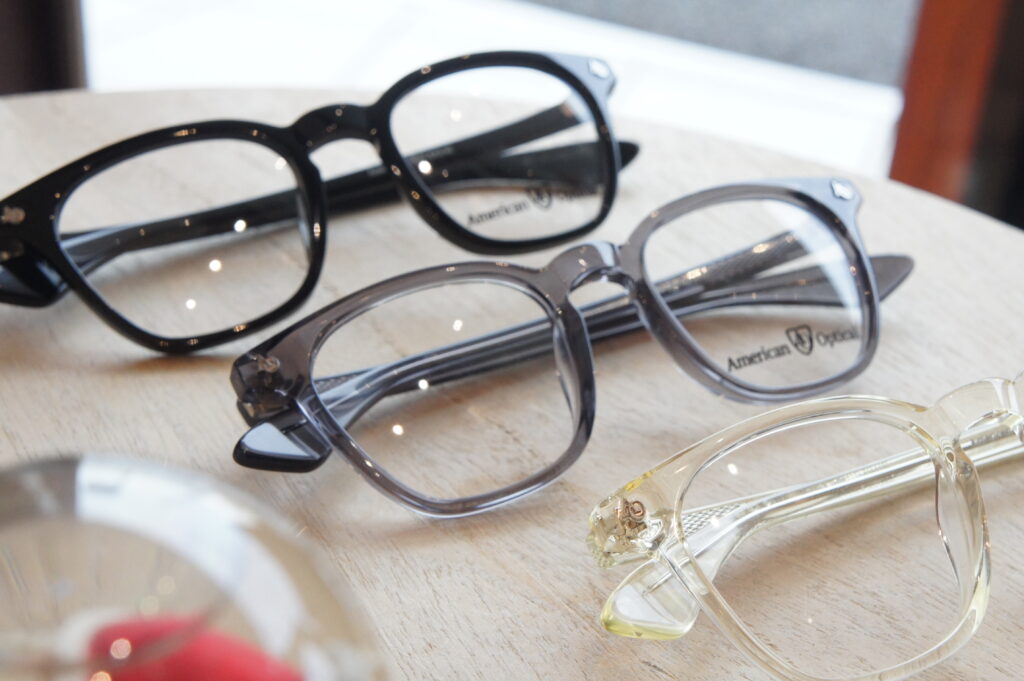 American Optical の Explorer
ブラック、スモーク、シャンパンカラーの３つが並んでいる写真