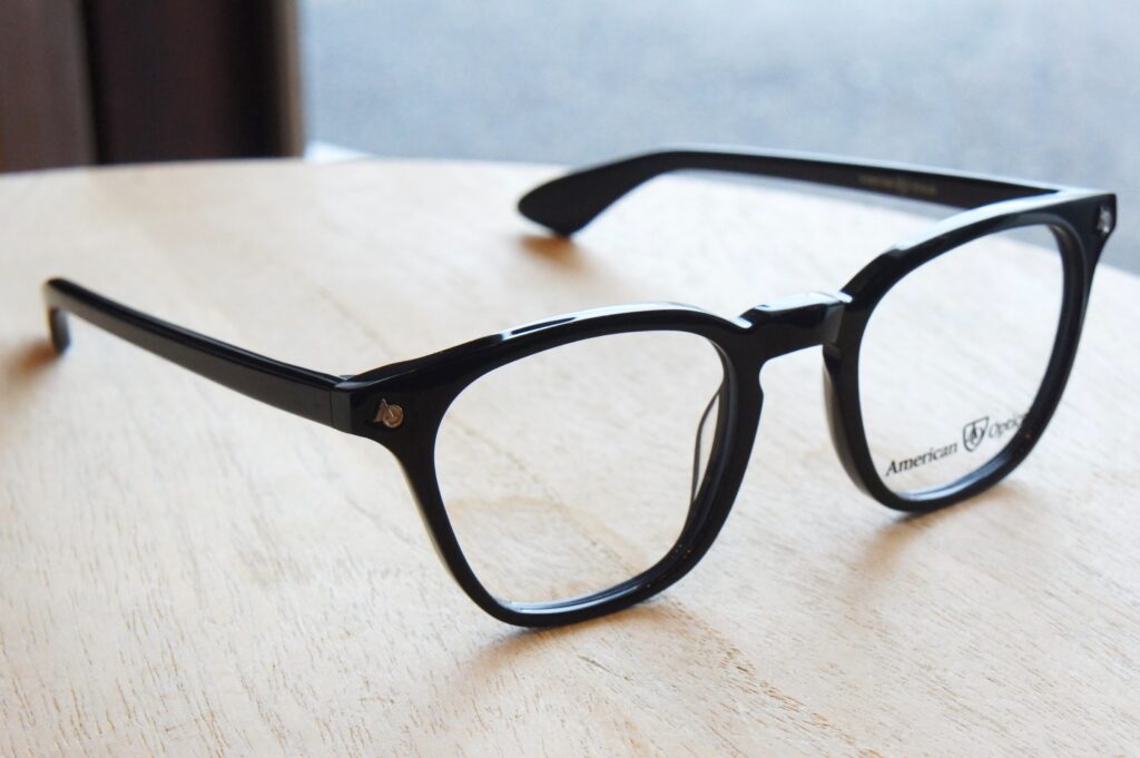 American Optical の Explorer ブラックカラー
広げた際の斜め上からの全体写真