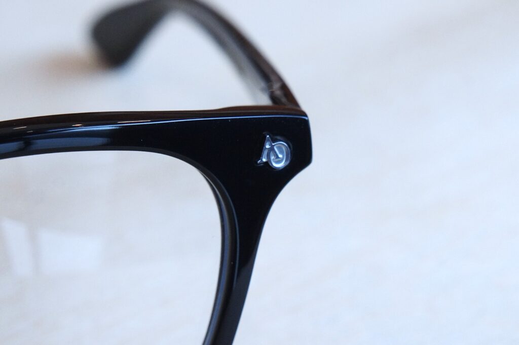 American Optical の Explorer ブラックカラー
フロントのAOロゴのアップ写真
