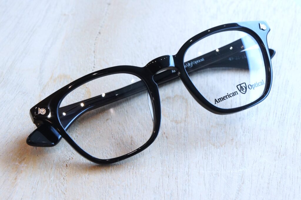 American Optical の Explorer ブラックカラー
畳んだ時の写真