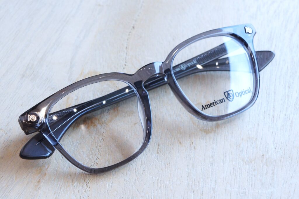 American Optical の Explorer スモークカラー
畳んだ際の写真