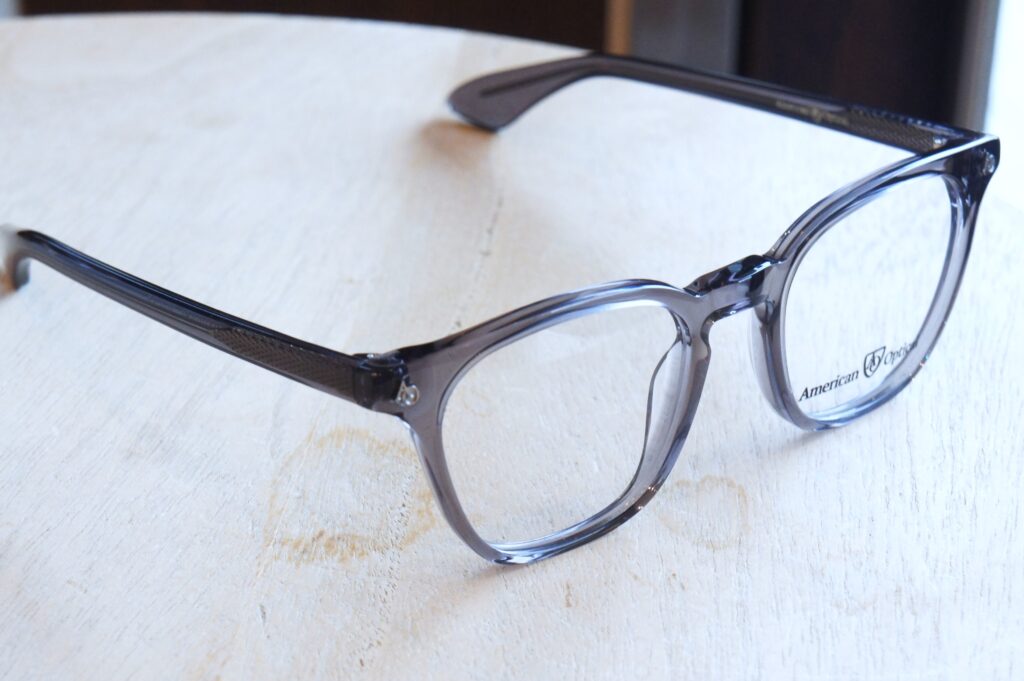 American Optical の Explorer スモークカラー
広げた際の斜め上からの全体写真