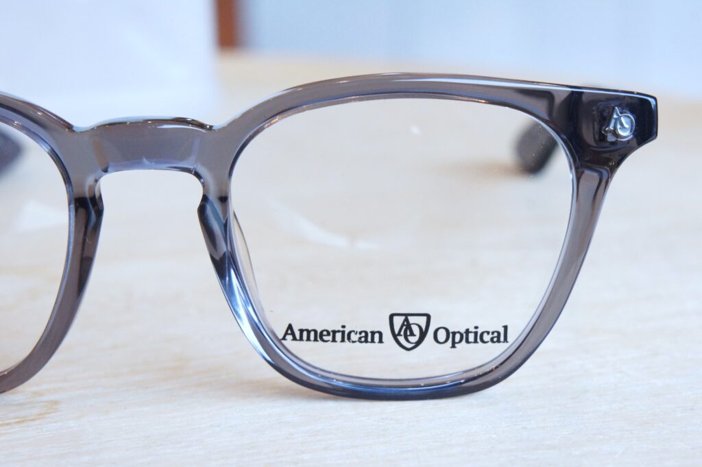 American Optical の Explorer スモークカラー
左リムのアップ写真