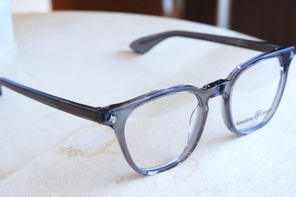 American Optical の Explorer スモークカラー
広げた際の斜め上からの全体写真