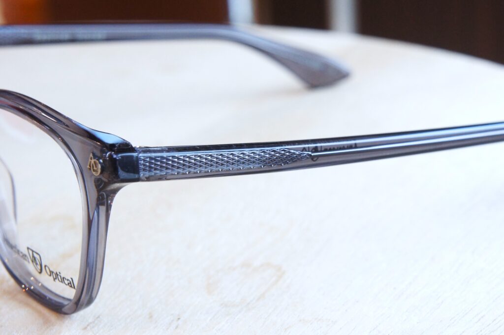 American Optical の Explorer スモークカラー
テンプルのアップ写真