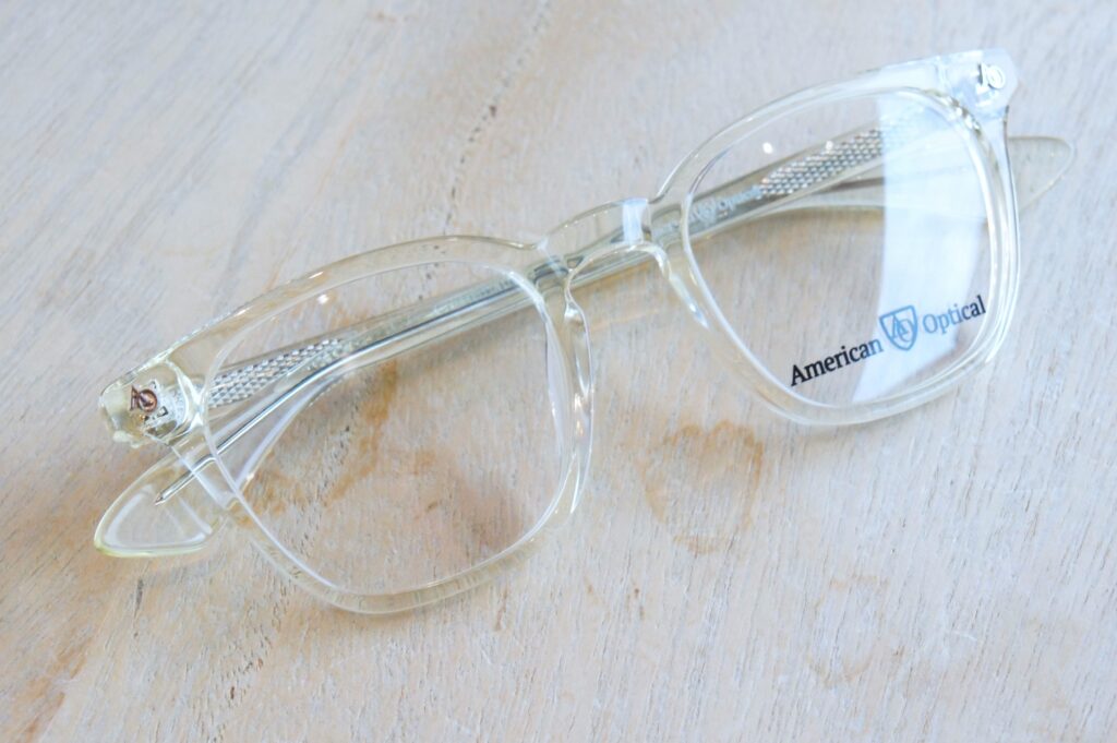 American Optical の Explorer シャンパンカラー
たたんだ際の写真