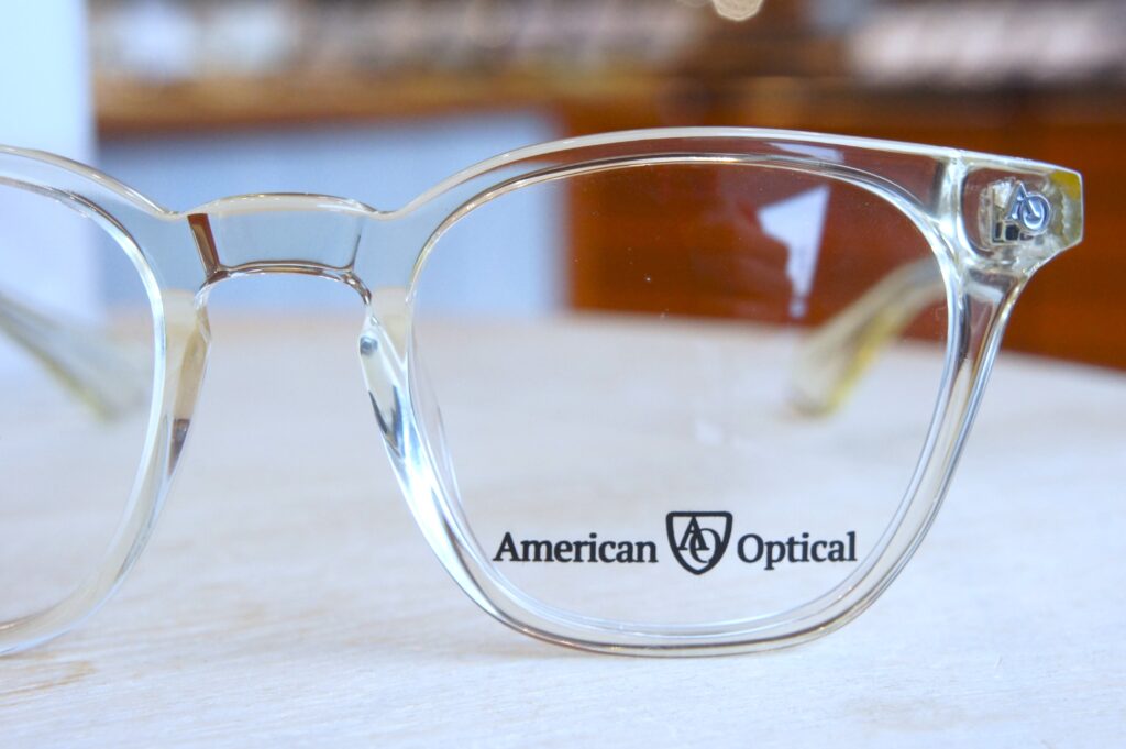 American Optical の Explorer シャンパンカラー
左リムアップ写真