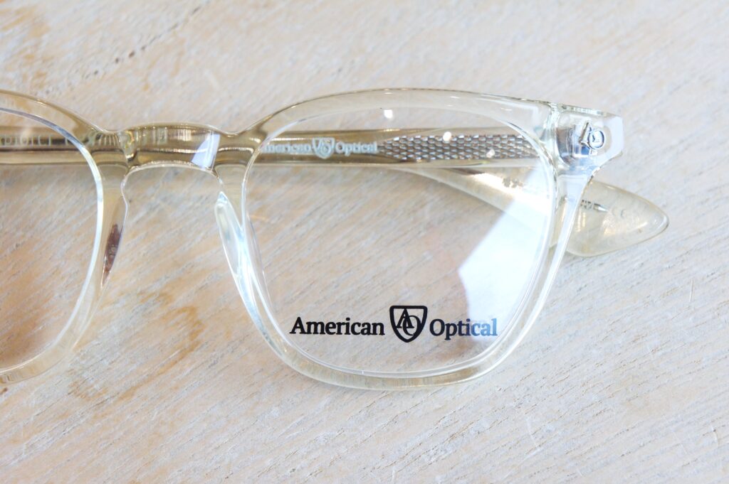 American Optical の Explorer シャンパンカラー
畳んだときの左リムアップ