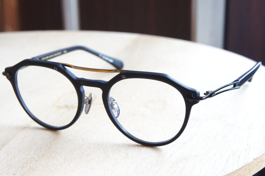 TAYLOR WITH RESPECTのvalley
Col.5クリアブラックマット
斜めからの写真