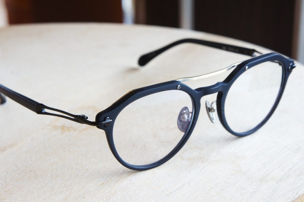 TAYLOR WITH RESPECTのvalley
Col.5クリアブラックマットを斜めから撮った写真