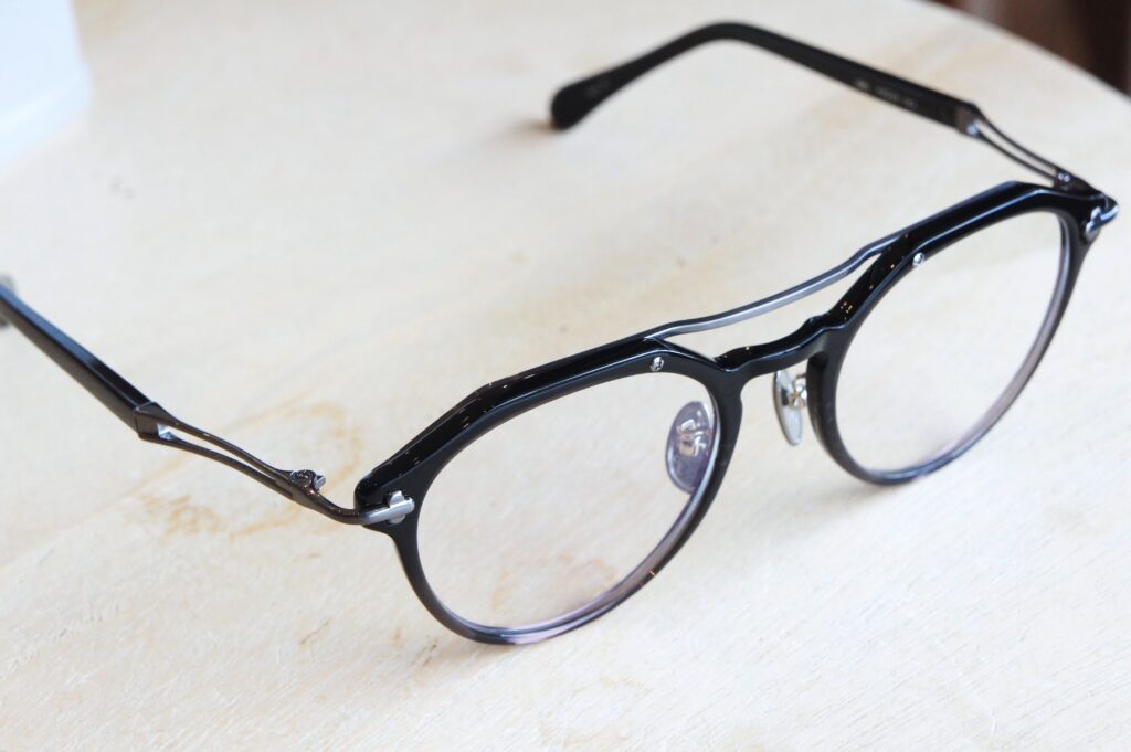 TAYLOR WITH RESPECTのvalley
Col.1ブラックグラデーション
斜め上から撮った写真