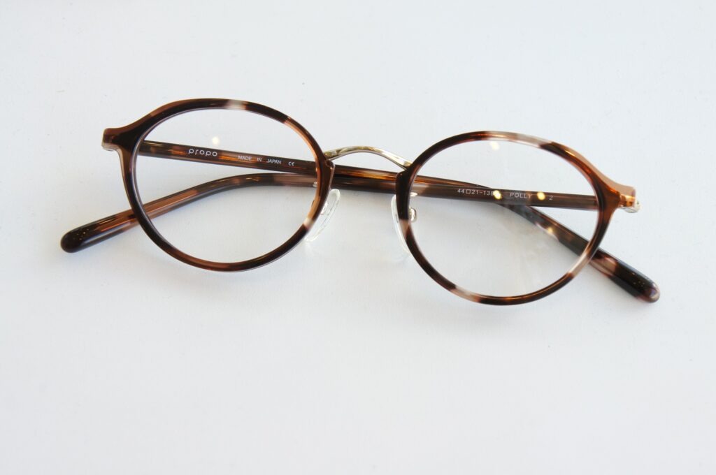 propo POLLY Col.2
ピンクがかったデミ柄のコンビネーションフレーム