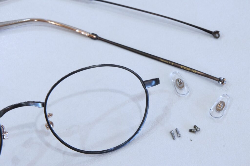 メガネをパーツごとに分解した写真