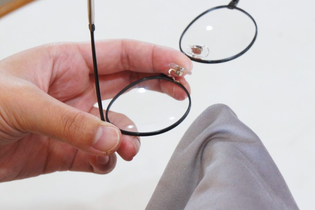 メガネを拭こうとしている写真