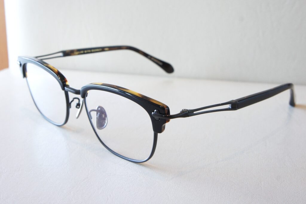 TAYLOR WITH RESPECT
clout
Col.5　ブラック
斜め上からの全体写真