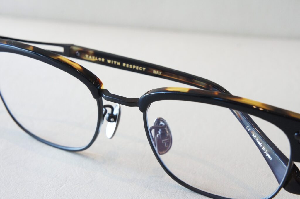 TAYLOR WITH RESPECT
clout
Col.5　ブラック
フロントを斜め上から見た写真。
ブラックの裏側にデミ柄が覗くカラー。