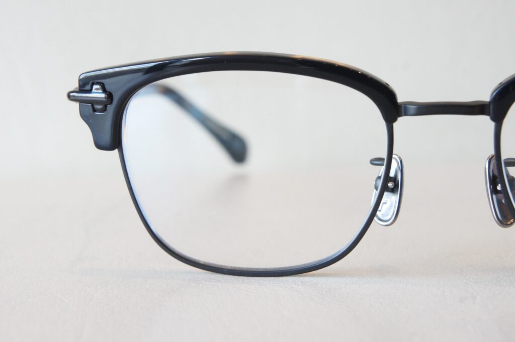 TAYLOR WITH RESPECT
clout
Col.5　ブラック
右レンズのアップ写真