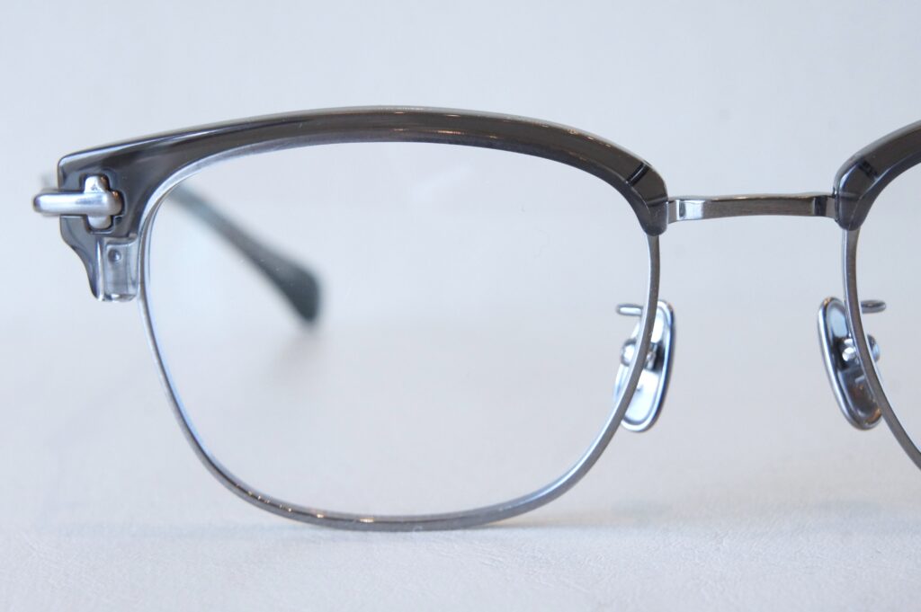 TAYLOR WITH RESPECT
clout
Col.1　アンティークシルバー
右レンズのアップ写真