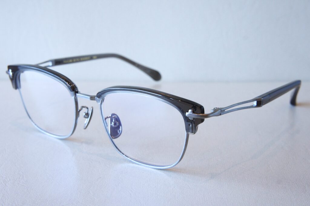 TAYLOR WITH RESPECT
clout
Col.1　アンティークシルバー
斜め上からの全体写真