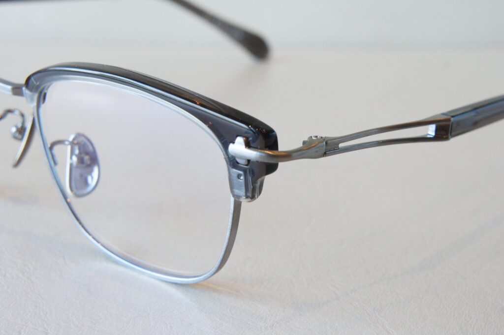 TAYLOR WITH RESPECT
clout
Col.1、ヨロイ部分のアップ写真