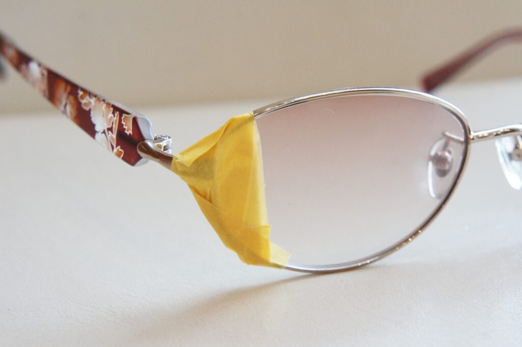 レンズをマスキングテープで固定している様子