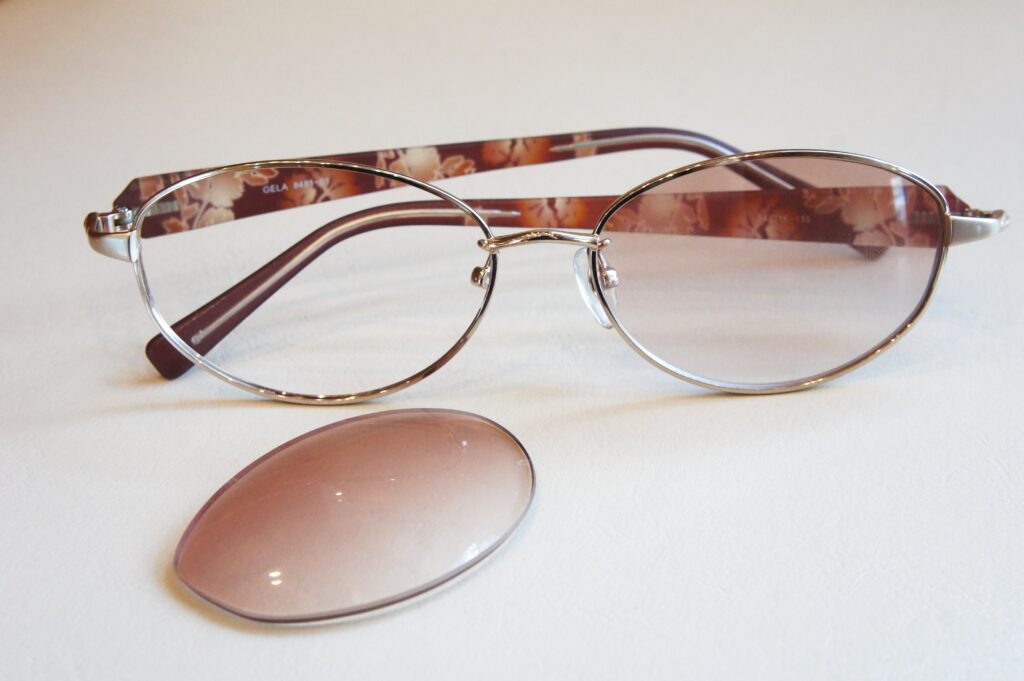 眼鏡のレンズが片方外れてしまった様子