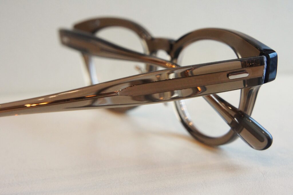 YUICHI TOYAMA.
U-128RS IND
Col.3 ブラウン/ホワイトゴールド
右テンプルフォーカス写真