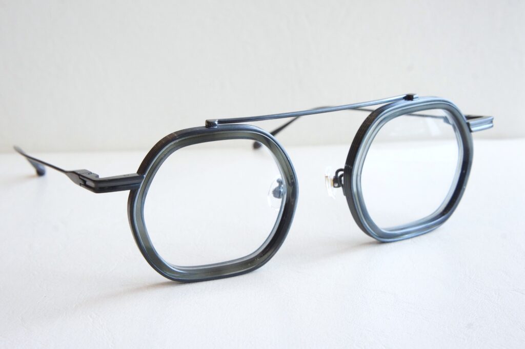 Tricot01 カラー6を斜めからみた全体写真。