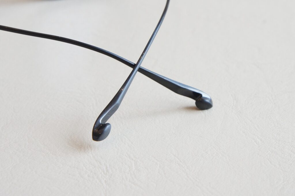 Tricotのテンプルエンドをアップにした写真。かぎ針のように引っかかりがあるデザインになっている。