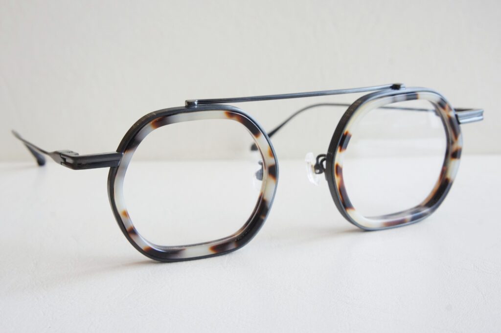 Tricot01 カラー8を斜めからみた全体写真。