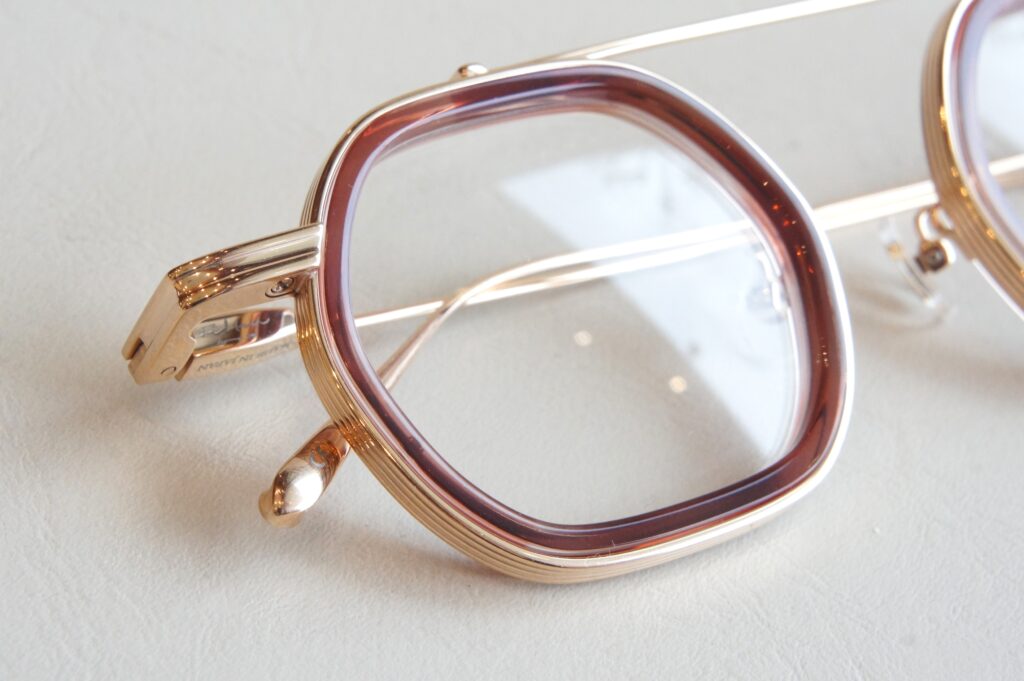 Tricot01 カラー5番の右レンズのアップ写真。丸みが強い六角形型のリム。